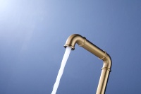 Robinet de lavabo monotrou à deux poignées en laiton brossé doré, design industriel moderne avec boutons latéraux, eau chaude/froide pour salle de bain