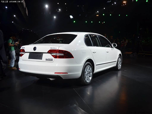 2025 superba <span class=keywords><strong>Skoda</strong></span> di lusso berlina di medie dimensioni nuova <span class=keywords><strong>Auto</strong></span> 2.0T 186 CV cambio automatico FWD R18 dimensione del pneumatico sterzo sinistro motore Turbo ACC - Product Image 3