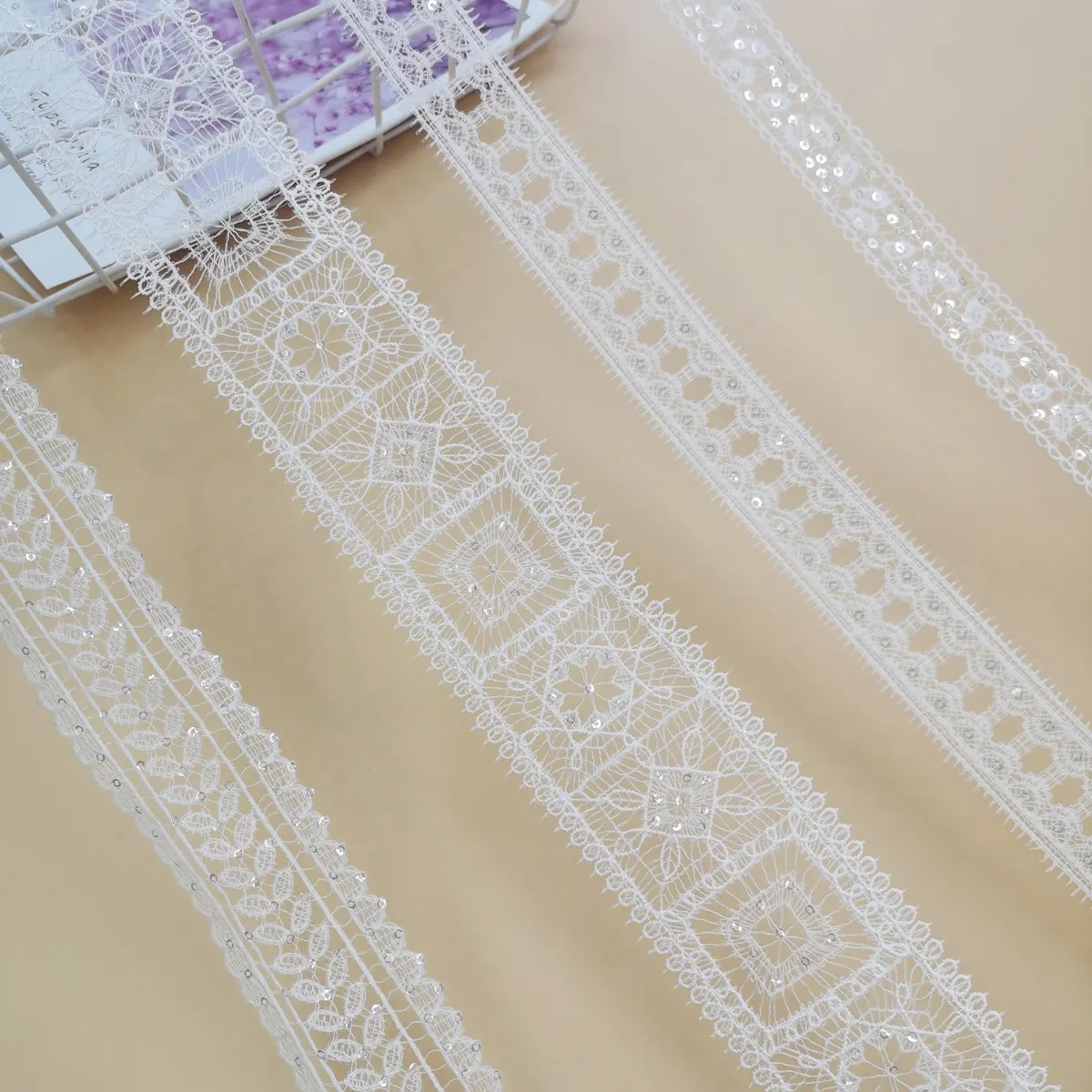 Di alta qualità a buon mercato Crochet fiori stretti elasticizzati ricami elasticizzati In pizzo In bianco per i capi