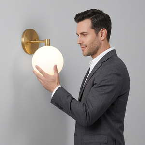 Applique murale en laiton avec globe, luminaire mural en verre laiteux - Product Image 4