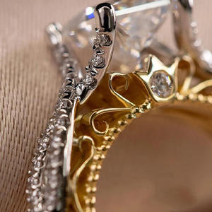 Anello di Fidanzamento da Donna T0724 in Oro Massiccio 18K con Diamante Naturale Taglio Brillante Rotondo Colore G e Pietre Laterali - Product Image 5