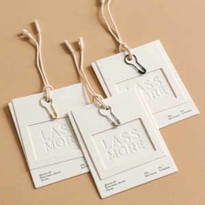 Fabrika toptan özel lüks kıyafet askı etiket kalıp kesim salıncak etiketleri giysiler ve ayakkabı için özel marka kağıt giysi etiketleri - Product Image 2