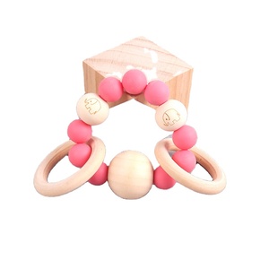 Bracelet <span class=keywords><strong>de</strong></span> dentition personnalisable en bois <span class=keywords><strong>de</strong></span> hêtre avec perles en silicone, jouet souple en forme d'anneau, cadeau <span class=keywords><strong>de</strong></span> <span class=keywords><strong>naissance</strong></span> pour enfants, vente chaude - Product Image 3