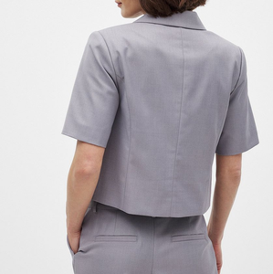 Veste de costume cintrée pour femme, gris clair, coupe courte, infroissable, à manches courtes, col à revers cranté, simple boutonnage, pour le bureau - Product Image 3