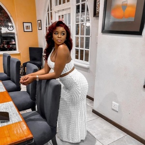 Nouvel Arrivage : Ensemble Élégant d'Été pour Femme – Haut Sans Manches à Épaules Dénudées et Short Décontracté Fendu en Tissu Tricoté Couleur Unie - Product Image 2