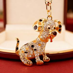 Accessoires de décoration en métal de luxe personnalisés, pendentif de porte-clés de voiture en forme de chien mignon en cristal et diamant - Product Image 6