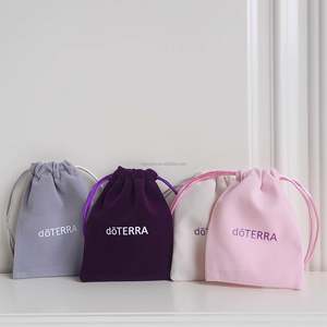 Bolsa de Terciopelo Suave con Cordón, Bolsa de Embalaje de Regalo de Joyería y Vino de Gamuza Reciclable, Logotipo Personalizado, Color Rojo, Acepta Cosméticos - Product Image 3