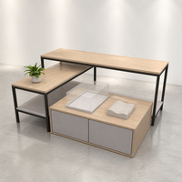 Ensemble de table de présentation à niveaux en MDF et acier inoxydable avec pieds fins noirs et armoire grise sur mesure
