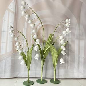 Vente en gros de fleurs géantes de muguet blanches Décorations en papier Décoration de mariage Fleur géante en papier crêpe - Product Image 1