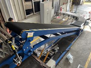 Robuuste hydraulische hellende transportband voor efficiënt laden en lossen van goederen van vrachtwagens en containers - Product Image 3