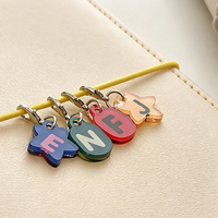 Mini Llavero Acrílico con Letras en Inglés, Impresión UV, Diseño Anime, Adorno Lindo para Teléfono, Decoración para Cuaderno, Accesorio Kawaii para Bolsos