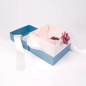 花式库存圣诞蓝色纸板特种纸礼品盒包装，带白色丝带和窗户