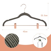 Cintres en velours personnalisés avec logo Cintres en velours modernes en plastique de flocage lourds et antidérapants avec clips