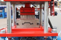 Machine de formage de rouleaux pour volets roulants automatiques avec fonction de gaufrage personnalisée pour portes de garage et de magasins
