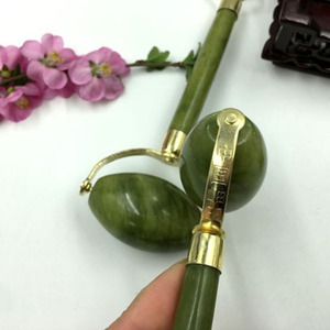 Massaggiatore Facciale Portatile HongYu in Giada Xiuyan Verde con Funzione Rilassante, Rullo per <span class=keywords><strong>Massaggio</strong></span> <span class=keywords><strong>Viso</strong></span>, Set Gua Sha, Confezione Personalizzata - Product Image 4