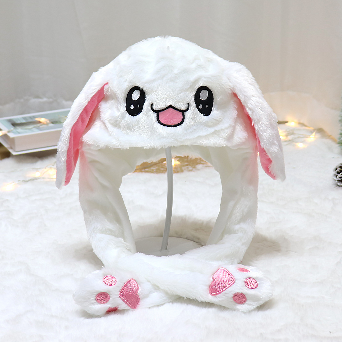 Conejo blanco (con orejas rosas) en movimiento.