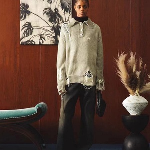 Suéter de punto con cuello polo, lavado y teñido para darle un aspecto envejecido con orificios y flecos - Product Image 2