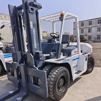 Chariot élévateur diesel 4x4 TCM FD80 de 8 tonnes d'occasion, qualité fiable, avec déplaceur latéral hydraulique, pneus pleins et mât à deux étages - Vente chaude
