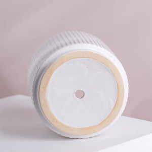 LUYI Fournitures de jardinage : Petits pots de fleurs modernes en céramique blanche émaillée pour herbes aromatiques d'intérieur et décoration de la maison, vente en gros - Product Image 4
