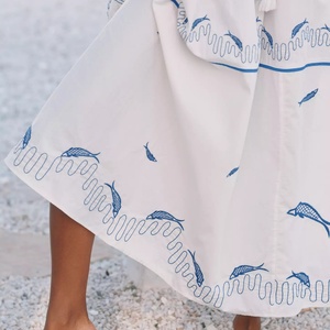 เดรสยาวปักลายผ้าฝ้ายแท้ 100% คุณภาพสูงแบบ OEM ทรงเปิดไหล่ ไร้แขน สำหรับผู้หญิง - Product Image 4