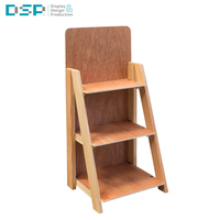 Stand d'exposition multifonctionnel sur pied en bois pour magasins de proximité, fabriqué par l'usine DSP Vietnam.