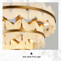 Lustre contemporain à trois anneaux avec pétales en albâtre naturel pour la décoration intérieure et les espaces commerciaux