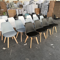 Chaise de salle à manger moderne en plastique avec coussin en PU et pieds en bois de hêtre pour café, bistrot, restaurant