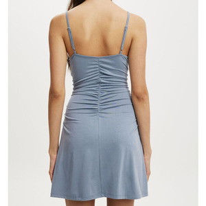 Robe pour femme, longueur genou, à bretelles réglables, avec détail froncé sur le devant, silhouette droite, col en V, taille haute, coupe ajustée - Product Image 6