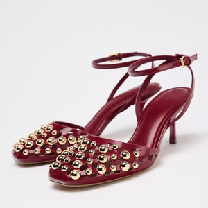 Sandalias de tacón de aguja cómodas para mujer con tiras al tobillo, adornos metálicos dorados, diseño recortado y punta cuadrada - Product Image 1