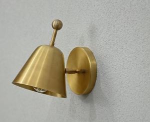 Aplique de pared de latón hecho a mano con acabado en latón crudo. Lámpara hecha a mano de inspiración vintage. - Product Image 1