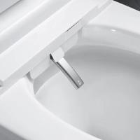 WC intelligent monobloc moderne en céramique avec chasse d'eau automatique à capteur au sol, siège chauffant et télécommande