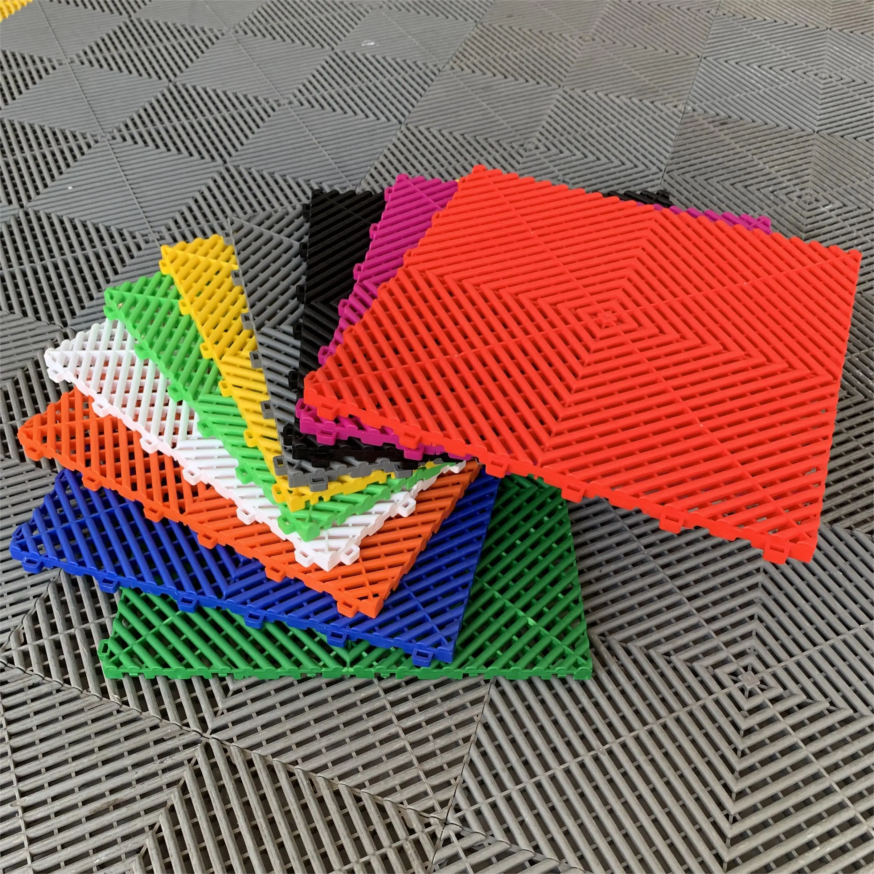 Baldosas de suelo de garaje entrelazadas coloridas modulares rígidas, alfombrillas de suelo de garaje de plástico Industrial para Taller de detalles de automóviles