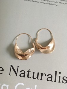 Pendientes <span class=keywords><strong>Fulani</strong></span> de oro de 18 quilates con aros grandes, pendientes minimalistas de latón y acero inoxidable - Product Image 4