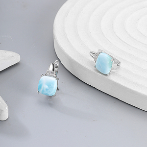 Boucles d'oreilles Larimar en argent sterling 925 finement détaillées aux tons bleus irisés évoquant la grâce sous-marine - Product Image 2