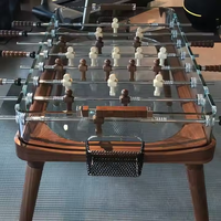 Table de football de luxe haut de gamme avec surface et cadres en verre trempé cristallin et pieds en bois