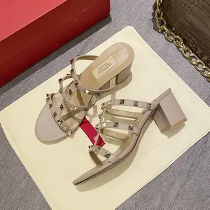 Sandali da donna gladiatore estate 2025 di lusso di marca firmata con <span class=keywords><strong>tacco</strong></span> pantofola in pelle <span class=keywords><strong>argento</strong></span> rivetti tacchi alti scarpe da donna - Product Image 2