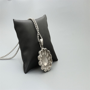 Collier pendentif tournesol en acier inoxydable, bijou unisexe, cadeau tendance, design rond argenté - Product Image 3