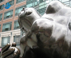 Statue décorative d'art moderne en métal bronze, grande taille, représentant une femme obèse allongée, sculpture de Fernando Botero pour place de ville - Product Image 5