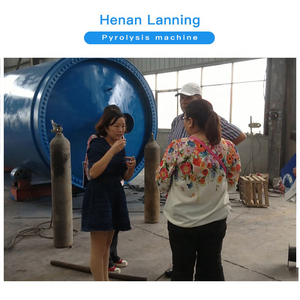 Pneu noir de voiture henna, en plastique - Product Image 4