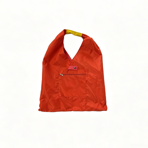 Sac fourre-tout triangulaire rouge avec lettrage jaune, sac de shopping tendance, design ouvert, utilisation toutes saisons - Product Image 5