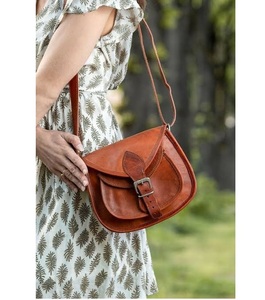 Sac à main élégant en similicuir pour femme avec accent pompon, fermeture éclair sécurisée, grand espace de rangement intérieur, sac à la mode - Product Image 1