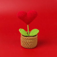 Mini plante en pot en forme de cœur, tricotée à la main au crochet, fleur artificielle en forme de cœur pour la décoration de voiture ou de bureau, cadeau pour professeur, stock disponible en Chine