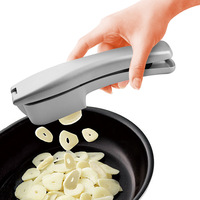 2-in-1 aluminiumlegering knoflookpers en -snijder, metalen gemberhakker, crusher, verpakt, voor thuisgebruik in de keuken, fruit- en groentegereedschap