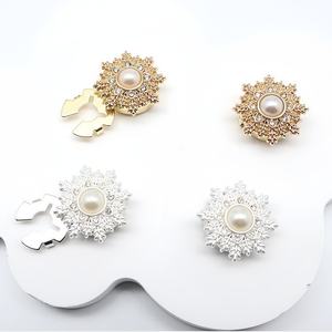 Cubrebotones de camisa de estilo moderno con diamantes incrustados, gemelos de metal con cierre de tortuga, material de hierro - Product Image 1