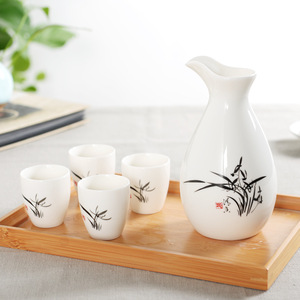 Juego de Vino de Cerámica Dehua, 1 Jarra y 4 Tazas, Porcelana Blanca con Diseño de Bambú, Juego para Servir Bebidas - Product Image 3