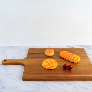Tabla de cortar de madera de acacia de 60x38x2cm con asa para uso en la cocina - Product Image 1