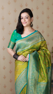 Elegante Mehendi verde suave seda Banarasi Saree con impresionante zigzag Meenakari Zari tejido Ideal para bodas festivales - Product Image 2