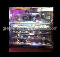 Vitrine réfrigérée en gros avec verre incurvé, comptoir en marbre et un levier de commande unique pour la présentation de gâteaux