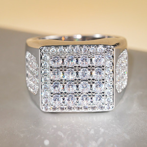 แหวนตราประทับผู้ชายสีทองขาว ประดับเพชรทรงกลมเจียระไนแบบบริลเลียนท์ สี G เหมาะสำหรับสวมใส่ทุกวัน - Product Image 6