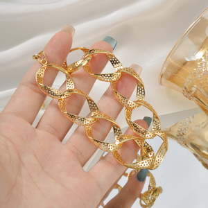 สร้อยข้อมือแบบโซ่ชุบทอง 18k ลายตาข่ายแบบคลาสสิก  แบบวงกลมโปร่ง  ผิวสลักลายรูเล็กๆ  เหมาะสำหรับเป็นของขวัญ  งานปาร์ตี้  ขายส่งจำนวนมาก - Product Image 3